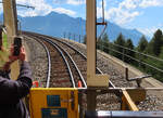 Spezielle Gleisgeometrie beim Bahnhof Alp Grüm auf der Berninastrecke: Die beiden Gleise liegen so nahe zusammen, dass nicht zwei Züge gleichzeitig verkehren können. Die Aufnahme entstand aus dem offenen Panoramawagen im Regionalzug von St. Moritz nach Tirano. Alp Grüm, 21.8.2023