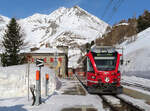 Der Regionalzug von St. Moritz nach Tirano wartet in Alp Grüm (2091 müM) in der Morgensonne auf seine Weiterfahrt. Alp Grüm, 19.2.2021