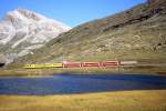 RhB Regio-Express 1642 von Tirano nach St.Moritz am 31.08.2007 am Lago Pitschen mit historische Bernina-Triebwagen ABe 4/4 I 30 - ABe 4/4 I 34 - B 2456 - B 2451 - B 2308 - Haikqq-uy 5162 - Hinweis: