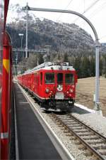 Regionalzug 1633 aus St. Moritz mit ABe 4/4 II 41 & 42 fhrt am 4. Mai 2008 in die Station Cavaglia ein.