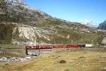 RhB Schnellzug 444 von Tirano nach St.Moritz am 11.10.1999 auf oberer Berninabachbrcke mit Triebwagen ABe 4/4 II 48 - B - AB - BD - Gbkv - Lbv 7852  