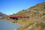 RhB - Regionalzug 425 von St. Moritz nach Tirano am 11.10.1999 auf Brcke am Lago Bianco mit Triebwagen ABe 4/4 II 44 + ABe 4/4 II 46 - BD  - AB - 2x B - Rw
