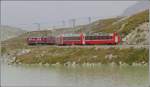 In umgekehrter Richtung schlngelt sich Bernina Express 970 dem Ufer des Lago Bianco entlang.