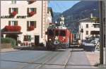 In Le Prese wird die RhB kurzzeitig zur Strassenbahn. ABe 4/4 III 52  Brusio  ist unterwegs Richtung Tirano. (Archiv 09/89)