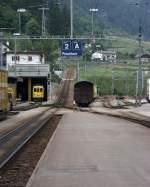 Bahnhof Poschiavo, Blick nach Norden. Hier wird es, nachdem es vor dem Poschiavo-See schon einmal sehr ernst war, noch einmal ernst mit dem Berninapa. (30. Mai 2003)