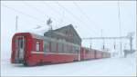 BerninaExpress 953, heute mit nur einem Panoramawagen, wegen der kurzzeitigen Albulastreckensperre, in Ospizio Bernina 2256m /M. (17.02.2009)