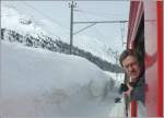 Zum Glck gibts noch Fenster zum ffnen bei der RhB und Stefan geniesst die Frhlingssonne, die allerdings fast aussichtslos gegen den vielen Schnee ankmpft,wie hier bei Bernina Diavolezza,