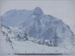 Verschwindend klein wirkt der BerninaExpress in dieser grandiosen Landschaft am Berninapass.