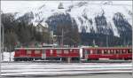 ABe 4/4 III 54  Hakone  verlsst St.Moritz mit einem Regionalzug nach Poschiavo. Dahinter ist das Hotel Waldhaus zu sehen, das die weltgrsste Whiskybar beherbergt. (02.03.2009)