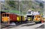 Nach dem langen Winter werden in Poschiavo die Weichen mit Hochdruck gereinigt. De 2/2 151. ABe 4/4 I 34 und Ge 2/2 162. (23.04.2009)