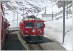 An der Spitze des R1641 in Bernina Lagalb steht Gem 4/4 802  Murmeltier . (23.04.2009)