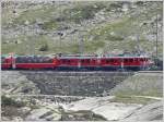 BerninaExpress 973 mit ABe 4/4 III 55  Diavolezza  und 52  Brusio  fhrt am Lago Bianco Richtung Sden.