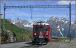 ABe 4/4 II 45 erreicht mit einem Regionalzug aus Tirano den Bahnhof Alp Grm.