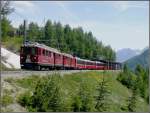 BerninaExpress 972 mit ABe 4/4 II 42 und 44 verlsst die Galerie oberhalb der Station Alp Grm.