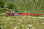 Als letzter durchgehender Regionalzug St. Moritz - Tirano vor den drei Bernina Express-Zgen ist der Zug 1617 jeweils sehr gut frequentiert und entsprechend lang. Am 31.7.2008 war er mit den ABe 4/4 55 und 51 bespannt, als er mir zwischen Bernina Lagalb und Ospizio Bernina begegnete. 