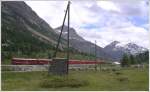 R1646 mit ABe 4/4 III 53  Tirano  und 54  Hakone  fhrt bei Bernina Suot Richtung Morteratsch.