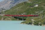 Erster Nord-Sd-Zug mit Sommerwagen am 31.7.2008 war der 1627 mit ABe 4/4 46 und Gem 4/4 802, hier am Lago Bianco. Auf den ersten Blick nicht zu sehen ist, dass nach den Triebfahrzeugen 2.-Klasswagen von 4 verschiedenen Bauarten (EWIV, EWIII, EWI, Vor-Einheitswagen-Bauart) eingereiht sind. 