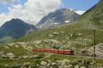 Zug 1646 erklimmt am 31.7.2008 mit TW 52 und 54 die letzten Meter vor dem Lago Bianco. 