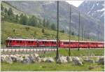 R1646 mit ABe 4/4 III 53 Tirano und 54  Hakone  passiert die Panzersperren zwischen Bernina Suot und Morteratsch. (03.07.2009)