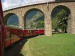 Mit der RhB auf der Berninastrecke unterwegs: ABe 4/4 II Nr. 49 unterquert gerade den Viadukt bei Brusio. Baugleicher Triebwagen Nr. 46 sowie Rest des Zuges folgen sogleich... 11. Sept. 2009, 13:52