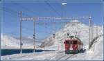 R1621 nach Poschiavo fhrt in Ospizio Bernina ein. Zwei Triebwagen ABe 4/4 III 52  Brusio  und 56  Corviglia  ziehen einen einzigen Wagen, der
fr mich reserviert schien, denn ich war allein an Bord. Das ist immer gut zum Fotografieren, strt man doch keine Mitpassagiere mit den offenen Fenstern. (11.11.2009)