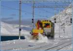 Tm 2/2 98 prescht durch Gleis 2 in Ospizio Bernina neben dem Lago Bianco, der im Gegensatz zum Lej Nair, noch nicht zugefroren ist.