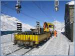 Die Station Ospizio Bernina wird entrmpelt. Auch ein alter Posthandwagen findet den Weg ins Tal nach Poschiavo. (11.11.2009)