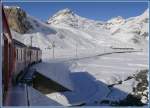 Die Langlaufloipen auf der Alp Bondo sind schon bereit, whrenddem R1648 Richtung Bernina Lagalb fhrt.