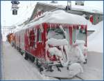 Die Schneeschleuder wird geschoben von der Gem 4/4 801  Steinbock , die schwer gezeichnet ist vom harten Winteralltag. Dahinter folgt nochmals ein Triebwagen mit einer Schleuder in die entgegengestzte Richtung. (01.12.2009)