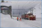 So langsam versinkt der Bahnhof Ospizio Bernina wieder im Schnee und das bereits am 01.12.2009. Per Handy wird der weitere Einsatz der Xrot 9218 mit der Leitstelle in Pontresina abgesprochen. (01.12.2009)
