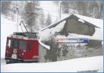 In Bernina Suot ist fr den Triebwagen 42 Endstation, weiter unten blockiert ein Schneerutsch die Geleise. Weil die parallele Berninastrasse hier seit kurzem geffnet ist, heisst es umsteigen auf den Bahnersatzbus. (01.12.2009)