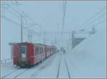 Nachdem der Gegenzug die Station Ospizio Bernina am 24.12.09 erreicht hatte, ging es auch fr den Bernina Express weiter in Richtung Tirano. Das inzwischen Berhmheit erlangte Restaurant sah an diesem Tag auch nicht sehr einladend aus. Das Bild wurde aus dem letzten Wagen des Bernina Express gemacht. (Hans)