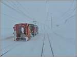 Die Hilfe fr den im Schnee festgefahrenen Bernina Express kam in Form der Schneerumer 9132 und ABe 4/4 II 44 fotografiert aus dem letzten Wagen des Bernina Express an der Station Ospizio Bernina am