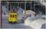 Arbeiter, die die Stationen vom Schnee befreien, verschieben sich mit dem Diensttriebwagen Xe 9922.