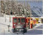 Ein Rumzug mit ABe 4/4 II 43 und Gem 4/4 802  Murmeltier  macht sich in Pontresina startklar.