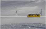 Entlang des zugefrorenen Lago Biancos nhert sich der Xe 9922 der Station Ospizio Bernina 2253m.