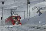 Der R1621 mit Spurpflug erreicht den hchsten Punkt der Berninastrecke in Ospizio Bernina 2253m. www.mybernina.ch (12.01.2010)