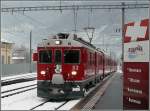 Im leicht verschneiten Tirano kommt ABe 4/4 III 52  Brusio  an, um kurze Zeit spter seine Reise ber den Bernina Pass wieder anzutreten. 24.12.09 (Hans)