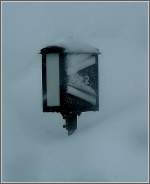 Manchmal sind die Bodensignale in der Schweiz noch nicht hoch genug angebracht. Am 24.12.09 droht dieses Weichensignal am Berninanpass im Schnee zu versinken. (Jeanny)