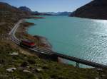 Lago Bianco / Berninapass. Kaum zu glauben, dass eine HGe 4/4 I der FO/MGB (?) entgegenkommt und in Richtung Hospiz und Pontresina weiterfahren wird (vielleicht zu Testzwecken). Blick Richtung Sdosten, 11. Okt. 2009, 13:53