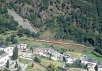 RhB Schnellzug BERNINA-EXPRESS D 500 von Tirano nach Chur am 29.08.1993 zwischen Kreisviadukt und Brusio mit den Triebwagen ABe 4/4II 44 - ABe 4/4II 45 - B 2493 - B 2492 - A 1273 - A 1274 - BD 2475 - B 2497 - B 2796. Hinweis: EW-IV-Kompo mit 7 Wagen, Vollast.
