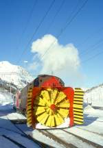 RhB Dampfschneeschleuderfahrtextrazug fr GRAUBNDEN TOURS 4411 von Bernina Suot nach Bernina Lagalb am 08.02.1997 in Bernina Suot mit Xrot d 9213 - ABe 4/4II 48 neben Depot.