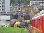 R1613 mit den ABe 4/4 II 45 und 48 kommt vom Berninapass herunter und kreuzt in Poschiavo R1636 mit den Triebwagen 44 und 49. (08.05.2010)