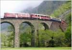 R1617 mit ABe 4/4 II 43 un 46 wagt sich auf das Kreisviadukt von Brusio. (08.05.2010)