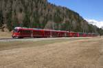 ABe 8/12 3503 zieht am 29.4.10 den Bernina Express von Surovas Richtung Morteratsch.