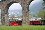 Die ABe 4/4 II 46 und 43 des R1617 erscheinen zwischen den Pfeilern des Viaduktes von Brusio. (08.05.2010)