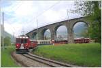 Der R1617 mit den ABe 4/4 II 46 und 42 hat das Kreisviadukt von Brusio umrundet und fhrt weiter talwrts Richtung Campascio. (08.05.2010)