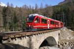 Am 29.4.10 erreicht der ABe 8/12 3503 mit dem Bernina Express Pontresina.