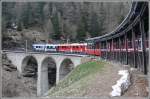 BerninaExpress 976 mit ABe 4/4 III 53  Tirano  und 55  Diavolezza  berquert soeben das Val da Pila.