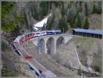 Hier nochmals ein paar Bilder aus dem Val da Pila oberhalb von Cavaglia an der Berninastrecke. BerninaExpress 951 mit ABe 4/4 III 52  Brusio  und 51  Poschiavo  auf Talfahrt. (20.05.2010)